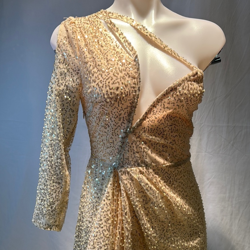 Elegant Gold Sequin Evening Gown - Picture 3 of 16